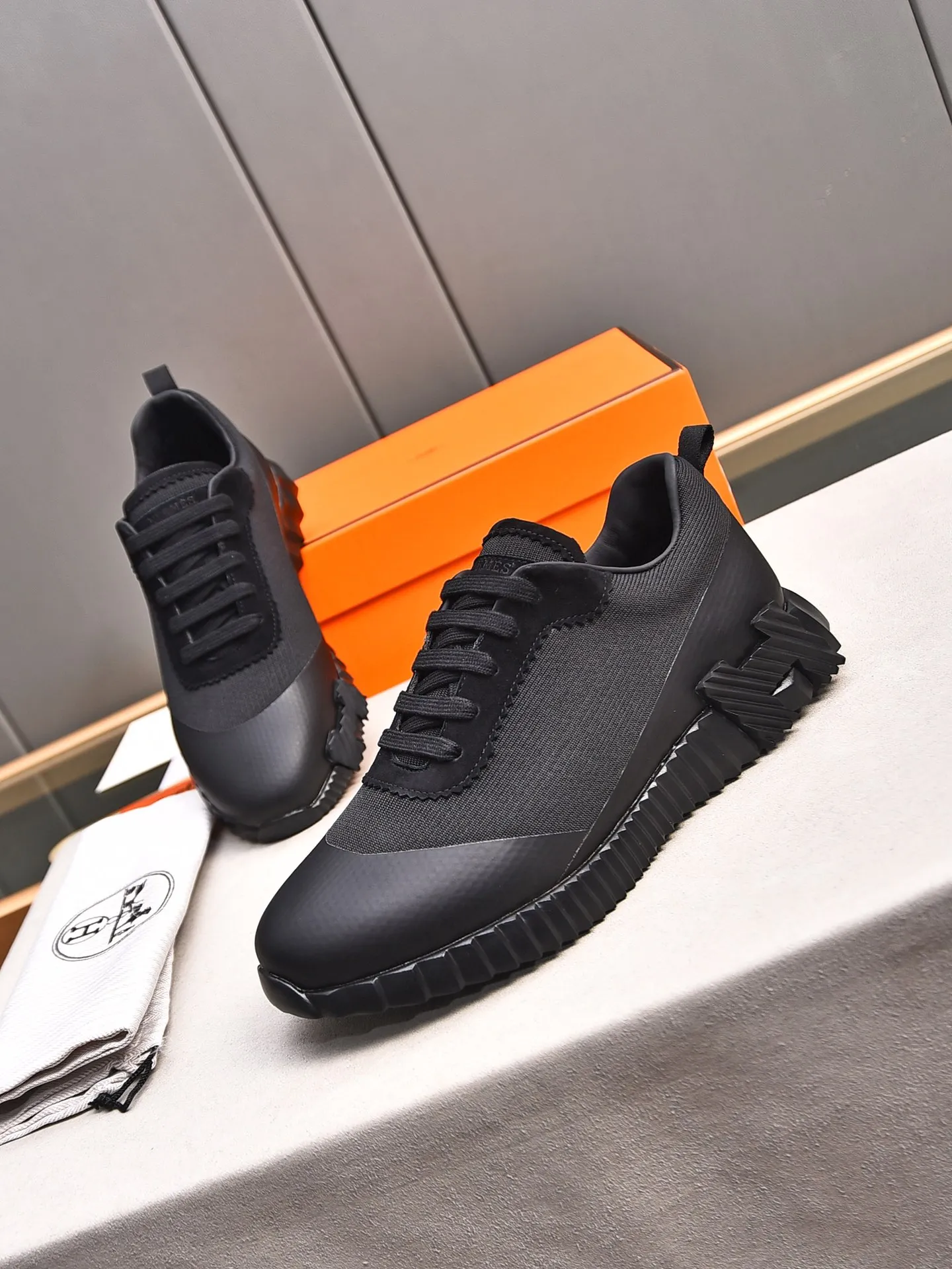 PP580【Hermes】fe new arrival~New Bouncing sneakers are the most comfortable shoes from Hermès. They are extremely light on the feet and look great. You won’t feel tired even when you go shopping and running around. They are very light and comfortable. They are extremely light, suitable for both sports and leisure. They feel great when you step on them! It’s up to you to choose, there’s always what you want~ ✔️Fabric: Imported first-layer cowhide + high-elastic fly weave ✔️Inner lining: Imported water-dyed cow lining ✔️Outsole: Seamless combination of IP+TPU (multi-color letters) German technology irradiation machine ✔️Code number: Male 38-44 (45 customized)